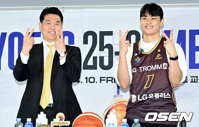 [OSEN=조은정 기자]2025-2026 LG전자 프로농구 플레이오프 미디어데이가 10일 서울 강남구 KBL 센터에서 열렸다.이날 미디어데이에는 창원 LG 조상현 감독·유기상, 안양 정관장 유도훈 감독·박지훈, 원주 DB 김주성 감독·이선 알바노, 서울 SK 전희철 감독·에디 다니엘, 고양 소노 손창환 감독·이정현, 부산 KCC 이상민 감독·허웅이 참석했다.LG 조상현 감독과 유기상이 세리머니를 하고 있다. 2026.04.10 /cej@osen.co.kr