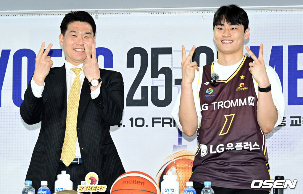 2025-2026 LG전자 프로농구 플레이오프 미디어데이가 10일 서울 강남구 KBL 센터에서 열렸다.이날 미디어데이에는 창원 LG 조상현 감독·유기상, 안양 정관장 유도훈 감독·박지훈, 원주 DB 김주성 감독·이선 알바노, 서울 SK 전희철 감독·에디 다니엘, 고양 소노 손창환 감독·이정현, 부산 KCC 이상민 감독·허웅이 참석했다.LG 조상현 감독과 유기상이 세리머니를 하고 있다. 2026.04.10 /cej@osen.co.kr