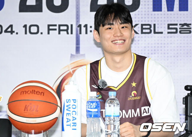 [OSEN=조은정 기자]2025-2026 LG전자 프로농구 플레이오프 미디어데이가 10일 서울 강남구 KBL 센터에서 열렸다.이날 미디어데이에는 창원 LG 조상현 감독·유기상, 안양 정관장 유도훈 감독·박지훈, 원주 DB 김주성 감독·이선 알바노, 서울 SK 전희철 감독·에디 다니엘, 고양 소노 손창환 감독·이정현, 부산 KCC 이상민 감독·허웅이 참석했다.LG 유기상이 착석하고 있다. 2026.04.10 /cej@osen.co.kr