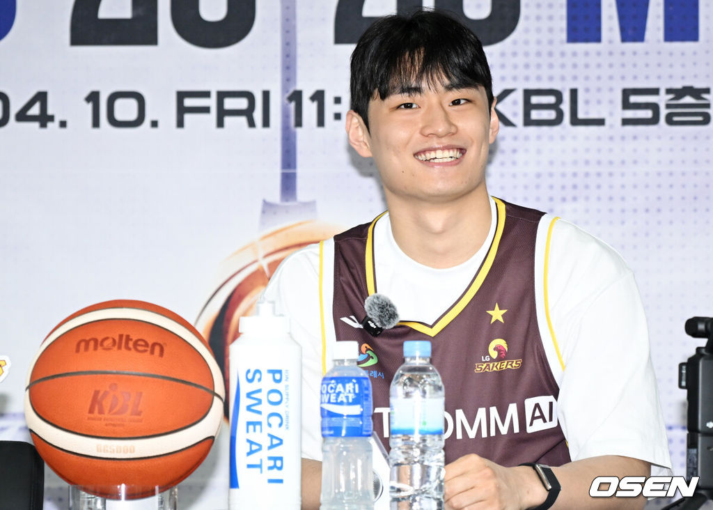 2025-2026 LG전자 프로농구 플레이오프 미디어데이가 10일 서울 강남구 KBL 센터에서 열렸다.이날 미디어데이에는 창원 LG 조상현 감독·유기상, 안양 정관장 유도훈 감독·박지훈, 원주 DB 김주성 감독·이선 알바노, 서울 SK 전희철 감독·에디 다니엘, 고양 소노 손창환 감독·이정현, 부산 KCC 이상민 감독·허웅이 참석했다.LG 유기상이 착석하고 있다. 2026.04.10 /cej@osen.co.kr