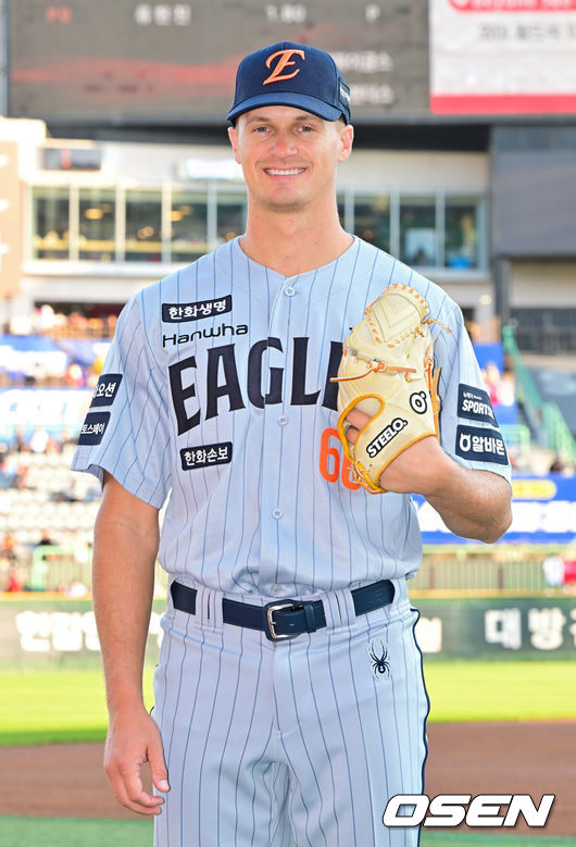 [OSEN=인천, 박준형 기자] 7일 오후 인천 SSG랜더스필드에서 ‘2026 신한 SOL Bank KBO리그'&nbsp;SSG 랜더스와 한화 이글스의 경기가 진행됐다.이날 SSG는 타케다를, 한화는 류현진을 선발투수로 내세웠다.경기 앞두고 화이트 대신 새롭게 합류한 한화 외국인 선수 쿠싱이 포즈를 취하고 있다.   2026.04.07 / soul1014@osen.co.kr