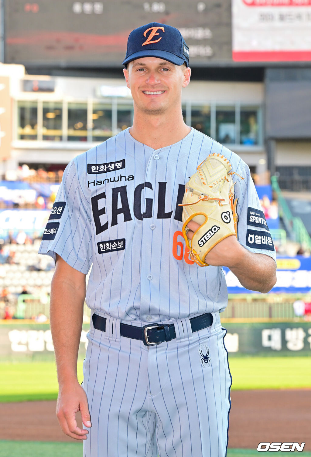 7일 오후 인천 SSG랜더스필드에서 ‘2026 신한 SOL Bank KBO리그' SSG 랜더스와 한화 이글스의 경기가 진행됐다.이날 SSG는 타케다를, 한화는 류현진을 선발투수로 내세웠다.경기 앞두고 화이트 대신 새롭게 합류한 한화 외국인 선수 쿠싱이 포즈를 취하고 있다. 2026.04.07 / soul1014@osen.co.kr