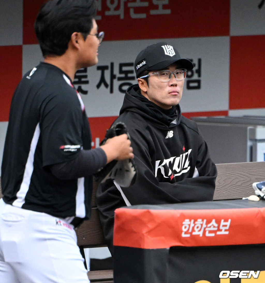 1일 대전 한화생명볼파크에서 2026 신한 SOL KBO리그 한화 이글스와 KT 위즈의 경기가 열렸다.이날 한화는 류현진, KT는 고영표를 선발로 내세웠다.경기에 앞서 한화 허경민이 더그아웃에서 훈련 중인 선수들을 바라보고 있다. 2026.04.01 /sunday@osen.co.kr