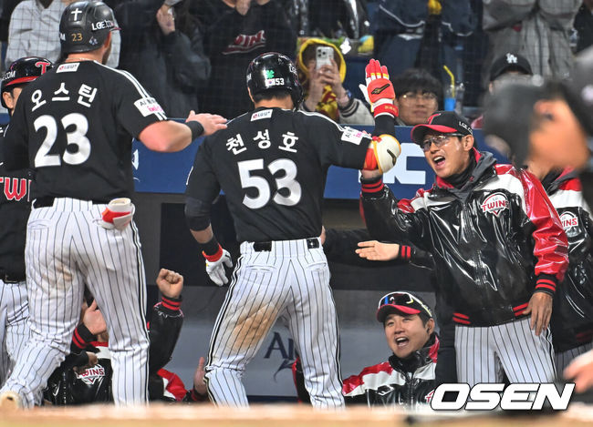 [OSEN=창원, 이석우 기자] 8일 창원NC파크에서 2026 신한 SOL KBO 리그 NC 다이노스와 LG 트윈스의 경기가 열렸다. 홈팀 NC는 신민혁이, 방문팀 LG는 웰스가 선발 출전했다. LG 트윈스 염경엽 감독이 6회초 1사 1루 우월 2점 홈런을 친 천성호를 반기고 있다. 2026.04.08 / foto0307@osen.co.kr
