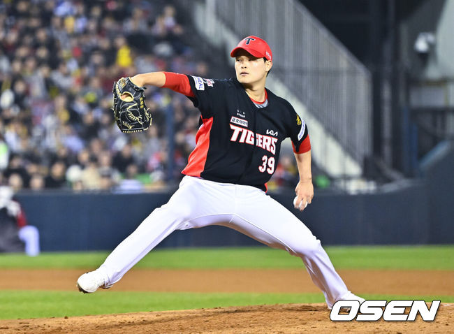 [OSEN=잠실, 박준형 기자] 1일 서울 잠실야구장에서 2026 신한 SOL KBO리그 LG 트윈스와 KIA 타이거즈의 경기가 열렸다. 이날 LG는 송승기를, KIA는 양현종을 선발로 내세웠다.6회말 KIA 최지민 투수가 역투하고 있다.  2026.04.01 / soul1014@osen.co.kr