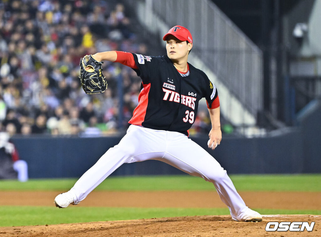 1일 서울 잠실야구장에서 2026 신한 SOL KBO리그 LG 트윈스와 KIA 타이거즈의 경기가 열렸다. 이날 LG는 송승기를, KIA는 양현종을 선발로 내세웠다.6회말 KIA 최지민 투수가 역투하고 있다. 2026.04.01 / soul1014@osen.co.kr