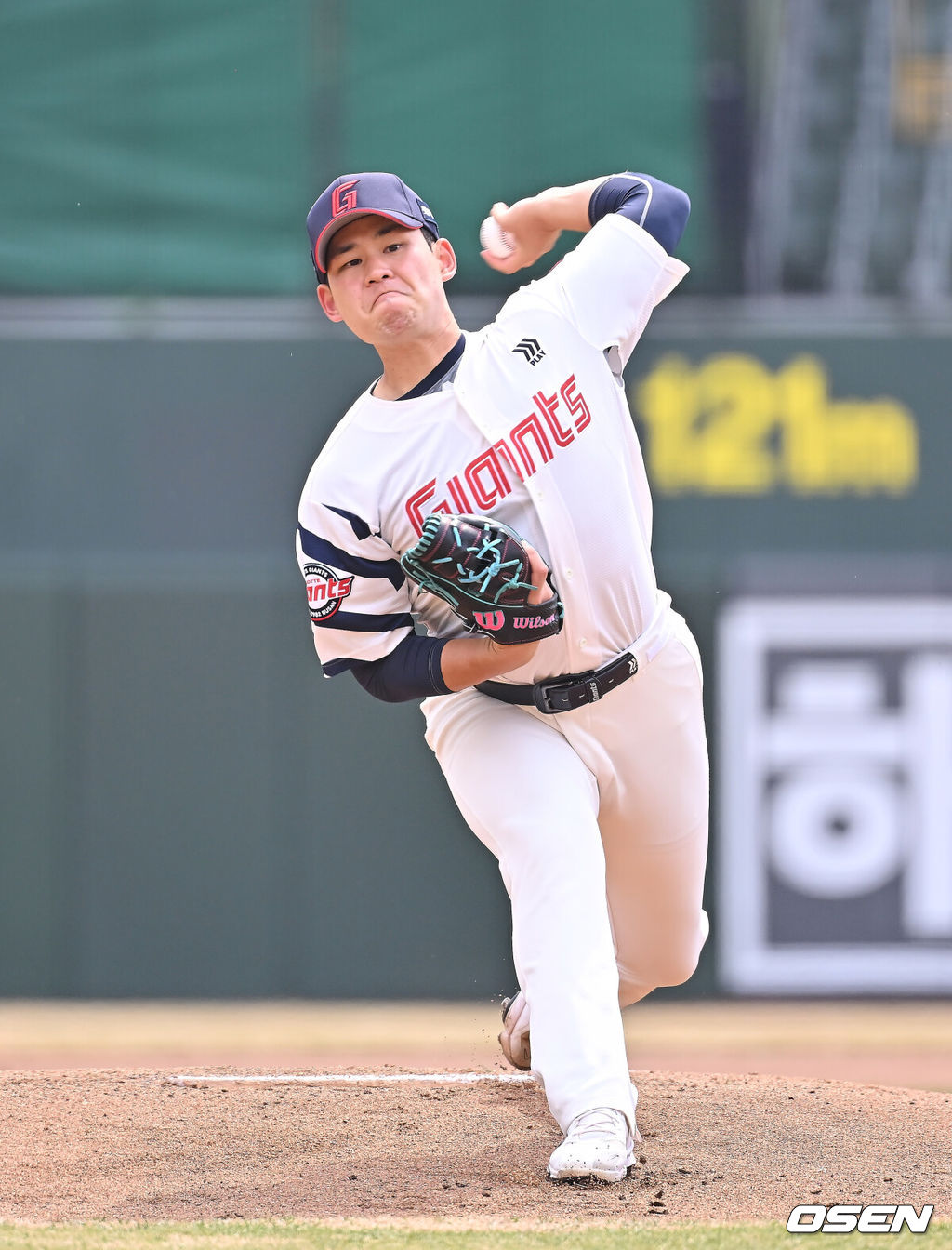 12일 부산 사직야구장에서 2026 신한 SOL KBO 리그 롯데 자이언츠와 KT 위즈의 시범경기가 열렸다. 이날 부산 사직과 이천, 대전, 광주, 마산 5개구장에서 막을 올렸다.롯데 자이언츠 선발 투수 김진욱이 역투하고 있다. 2026.03.12 / foto0307@osen.co.kr