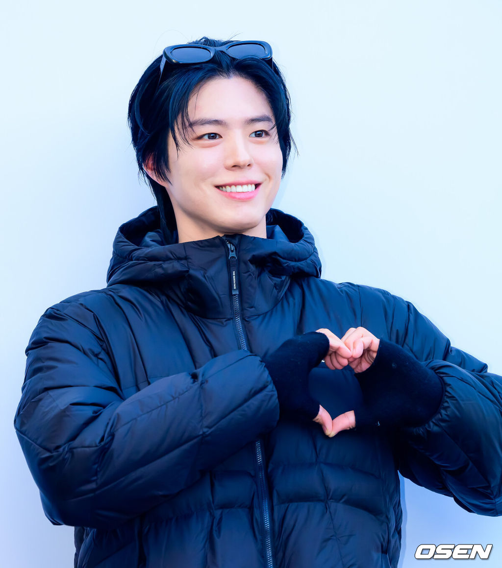 15일 오후 서울 성동구 성수동 노스페이스 화이트라벨 성수 직영점에서 포토행사가 열렸다.이날 참석한 배우 박보검은 스타일리시한 겨울 코디를 선보이며 따뜻하고 밝은 미소로 인사를 건넸다.배우 박보검이 포토타임을 하고 있다. 2025.11.15 /jpnews@osen.co.kr