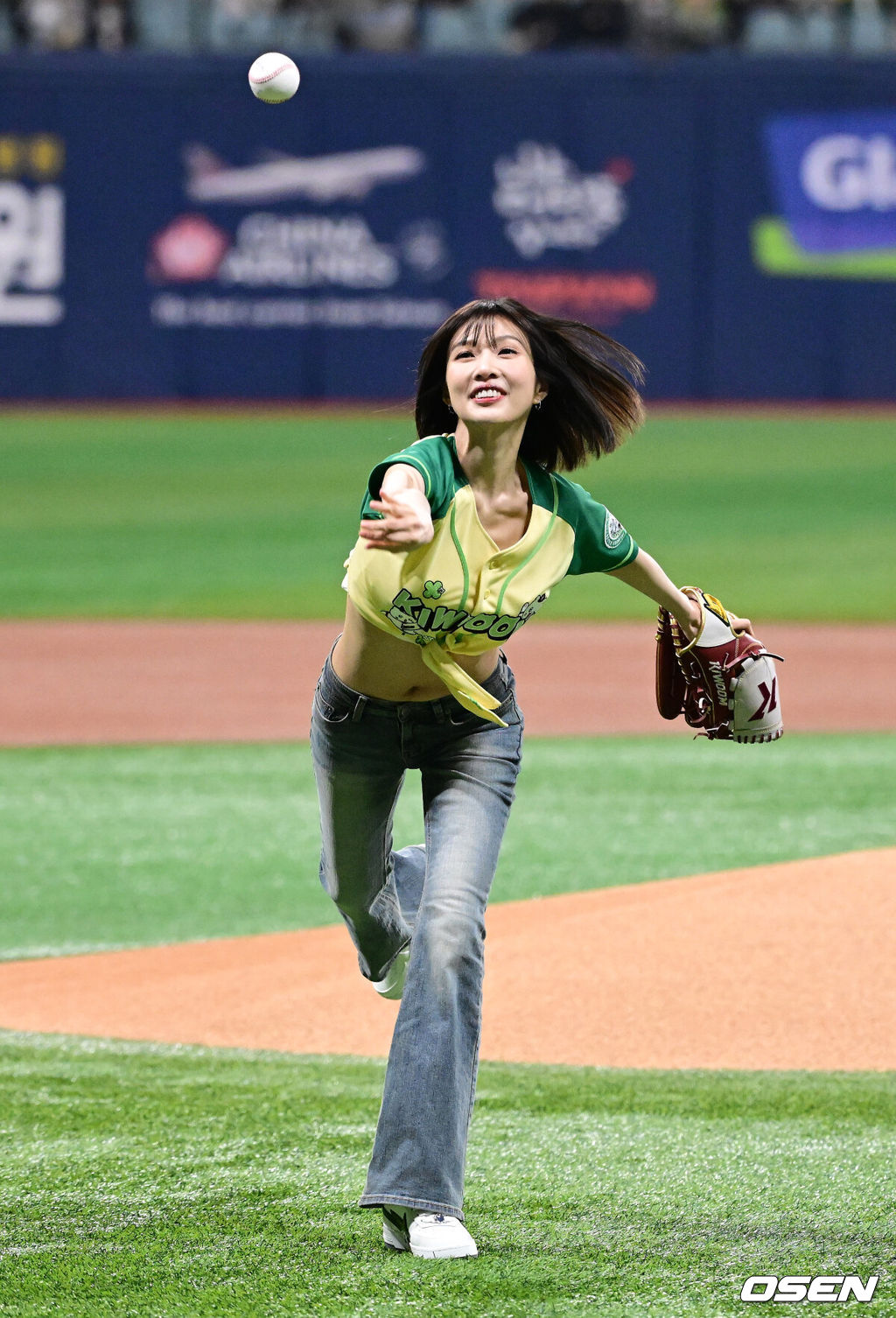 10일 서울 고척스카이돔에서 ‘2026 신한은행 SOL Bank KBO리그’ 키움 히어로즈와 롯데 자이언츠의 경기가 열렸다.이날 키움은 라울 알칸타라, 롯데는 엘빈 로드리게스를 선발투수로 내세웠다. 가수 레드벨벳 조이가 시구를 하고 있다. 2026.04.10 / jpnews@osen.co.kr