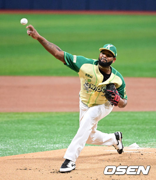 [OSEN=고척, 지형준 기자] 10일 서울 고척스카이돔에서 ‘2026 신한은행 SOL Bank KBO리그’ 키움 히어로즈와 롯데 자이언츠의 경기가 열렸다.이날 키움은 라울 알칸타라, 롯데는 엘빈 로드리게스를 선발투수로 내세웠다.&nbsp;1회초 키움 알칸타라가 역투하고 있다. 2026.04.10&nbsp;/ jpnews@osen.co.kr