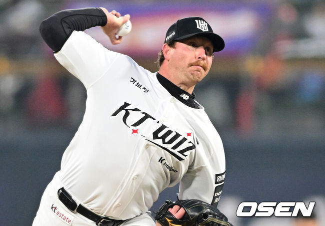 [OSEN=수원, 조은정 기자]10일 경기도 수원 KT위즈파크에서 2026 신한 SOL KBO리그 KT 위즈와 두산 베어스의 경기가 열렸다.이날 KT는 사우어, 두산은 곽빈을 선발투수로 내세웠다.1회초 KT 사우어가 역투하고 있다. 2026.04.10 /cej@osen.co.kr