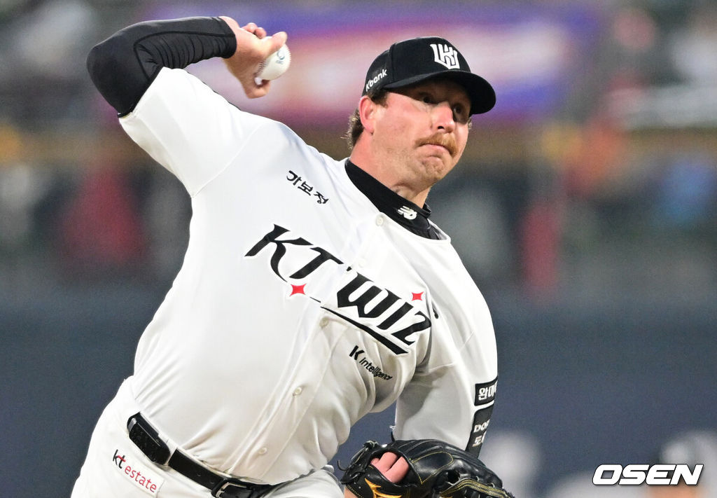 10일 경기도 수원 KT위즈파크에서 2026 신한 SOL KBO리그 KT 위즈와 두산 베어스의 경기가 열렸다.이날 KT는 사우어, 두산은 곽빈을 선발투수로 내세웠다.1회초 KT 사우어가 역투하고 있다. 2026.04.10 /cej@osen.co.kr