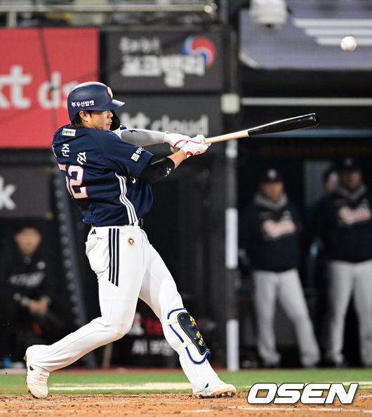 [OSEN=수원, 조은정 기자]10일 경기도 수원 KT위즈파크에서 2026 신한 SOL KBO리그 KT 위즈와 두산 베어스의 경기가 열렸다.이날 KT는 사우어, 두산은 곽빈을 선발투수로 내세웠다.3회초 1사 2루에서 두산 박준순이 좌익선상으로 1타점 2루타를 날리고 있다. 2026.04.10 /cej@osen.co.kr