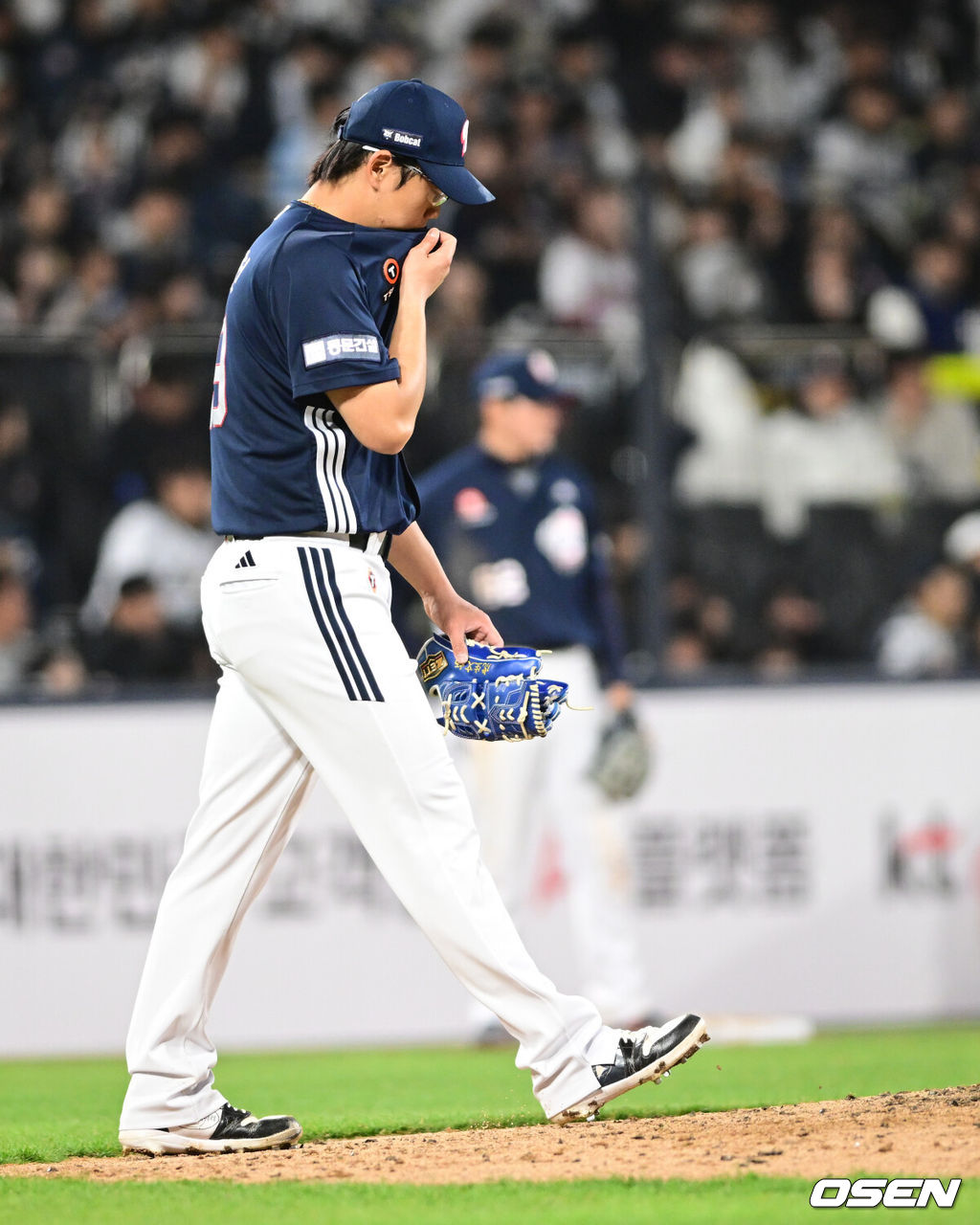 10일 경기도 수원 KT위즈파크에서 2026 신한 SOL KBO리그 KT 위즈와 두산 베어스의 경기가 열렸다.이날 KT는 사우어, 두산은 곽빈을 선발투수로 내세웠다.7회말 2사 1,2루에서 두산 이병헌이 KT 힐리어드에게 동점 적시타를 내준 뒤 아쉬워하고 있다. 2026.04.10 /cej@osen.co.kr