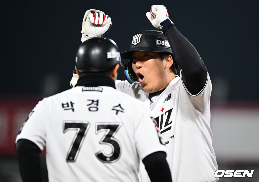 10일 경기도 수원 KT위즈파크에서 2026 신한 SOL KBO리그 KT 위즈와 두산 베어스의 경기가 열렸다.이날 KT는 사우어, 두산은 곽빈을 선발투수로 내세웠다.7회말 1사 만루에서 KT 김현수가 중전으로 추격의 2타점 적시타를 날린 뒤 세리머니를 하고 있다. 2026.04.10 /cej@osen.co.kr