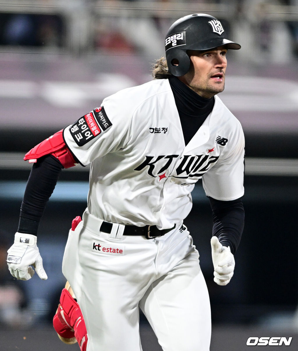 10일 경기도 수원 KT위즈파크에서 2026 신한 SOL KBO리그 KT 위즈와 두산 베어스의 경기가 열렸다.이날 KT는 사우어, 두산은 곽빈을 선발투수로 내세웠다.7회말 2사 1,2루에서 KT 힐리어드가 우익선상으로 동점 적시타를 날리고 있다. 2026.04.10 /cej@osen.co.kr
