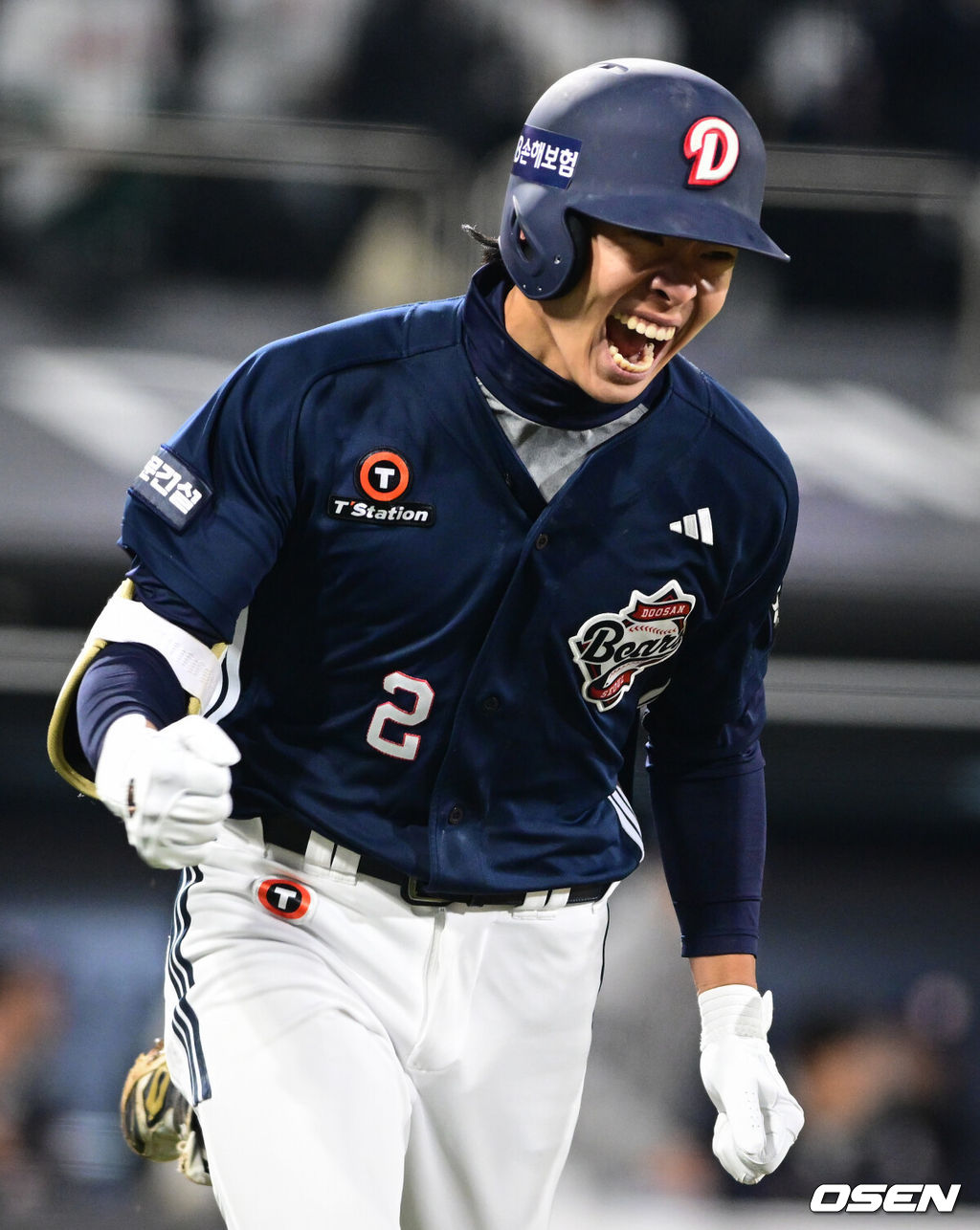 10일 경기도 수원 KT위즈파크에서 2026 신한 SOL KBO리그 KT 위즈와 두산 베어스의 경기가 열렸다.이날 KT는 사우어, 두산은 곽빈을 선발투수로 내세웠다.연장 11회초 무사 2루에서 두산 김민석이 다시 앞서가는 1타점 적시타를 날린 뒤 기뻐하고 있다. 2026.04.10 /cej@osen.co.kr