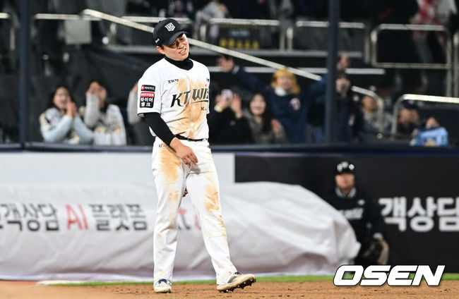 [OSEN=수원, 조은정 기자]10일 경기도 수원 KT위즈파크에서 2026 신한 SOL KBO리그 KT 위즈와 두산 베어스의 경기가 열렸다.이날 KT는 사우어, 두산은 곽빈을 선발투수로 내세웠다.연장 11회초 1사 3루에서 두산 3루수 류현인이 두산 박지훈 땅볼에 포구실책을 범한 뒤 아쉬워하고 있다. 이때 실책을 틈타 3루주자 김민석이 득점을 올렸다. 2026.04.10 /cej@osen.co.kr