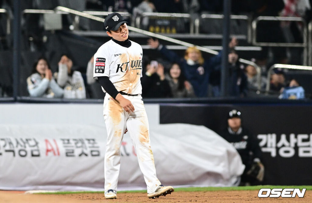 10일 경기도 수원 KT위즈파크에서 2026 신한 SOL KBO리그 KT 위즈와 두산 베어스의 경기가 열렸다.이날 KT는 사우어, 두산은 곽빈을 선발투수로 내세웠다.연장 11회초 1사 3루에서 두산 3루수 류현인이 두산 박지훈 땅볼에 포구실책을 범한 뒤 아쉬워하고 있다. 이때 실책을 틈타 3루주자 김민석이 득점을 올렸다. 2026.04.10 /cej@osen.co.kr