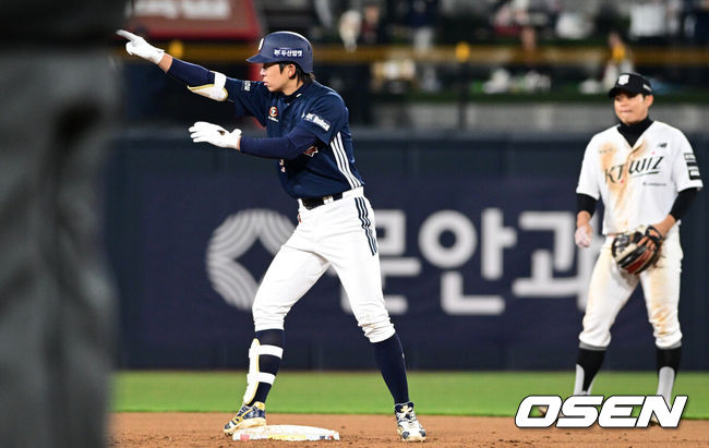 [OSEN=수원, 조은정 기자]10일 경기도 수원 KT위즈파크에서 2026 신한 SOL KBO리그 KT 위즈와 두산 베어스의 경기가 열렸다.이날 KT는 사우어, 두산은 곽빈을 선발투수로 내세웠다.연장 11회초 무사 2루에서 두산 김민석이 다시 앞서가는 1타점 적시타를 날린 뒤 세리머니를 하고 있다. 2026.04.10 /cej@osen.co.kr