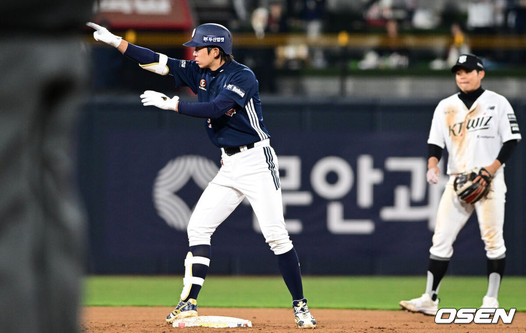 10일 경기도 수원 KT위즈파크에서 2026 신한 SOL KBO리그 KT 위즈와 두산 베어스의 경기가 열렸다.이날 KT는 사우어, 두산은 곽빈을 선발투수로 내세웠다.연장 11회초 무사 2루에서 두산 김민석이 다시 앞서가는 1타점 적시타를 날린 뒤 세리머니를 하고 있다. 2026.04.10 /cej@osen.co.kr