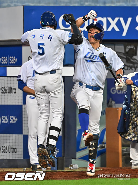 [OSEN=대구, 이석우 기자] 10일 대구삼성라이온즈파크에서 2026 신한 SOL KBO 리그 삼성 라이온즈와 NC 다이노스의 경기가 열렸다. 홈팀 삼성은 후라도가, 방문팀 NC는 구창모가 선발 출전했다. 삼성 라이온즈 구자욱이 6회말 무사 우월 솔로 홈런을 치고 강민호와 하이파이브를 하고 있다. 2026.04.10 / foto0307@osen.co.kr