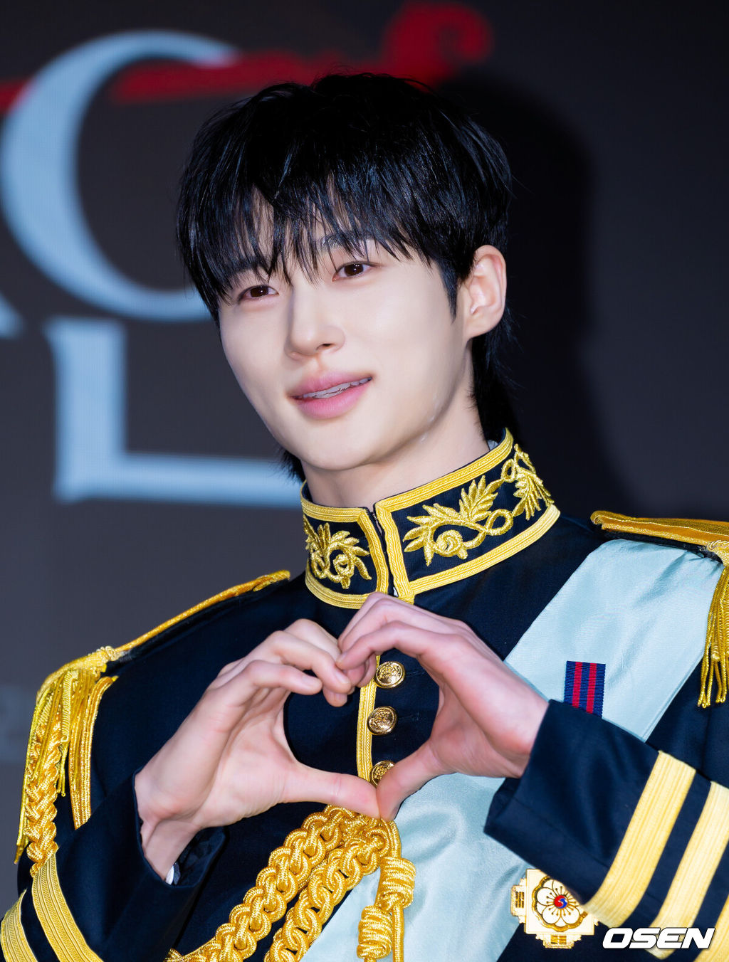 6일 오후 서울 강남구 조선 팰리스 서울 강남 더 그레이트홀에서 MBC 새 금토드라마 '21세기 대군부인'(극본 유지원/연출 박준화, 배희영) 제작발표회가 열렸다.'21세기 대군부인'은 21세기 입헌군주제 대한민국을 배경으로 모든 걸 가진 재벌이지만 신분이 평민이라 짜증스러운 여자 성희주(아이유 분)와 왕의 아들이지만 아무것도 가질 수 없어 슬픈 남자 이안대군(변우석 분)의 운명 개척 신분 타파 로맨스를 담은 드라마다.배우 변우석이 포즈를 취하고 있다. 2026.04.06 / rumi@osen.co.kr