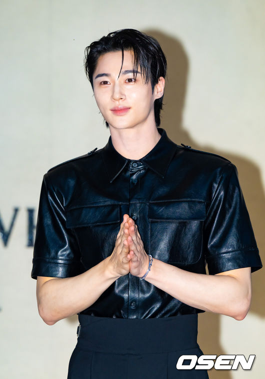 [OSEN=박준형 기자]  3일 오후 서울 성수동 아이아이컴바인드 신사옥에서 하우스 노웨어 서울 오픈 기념 포토월 행사가 진행됐다.이날 현장에는 틸다 스윈튼와 스트레이키즈 필릭스, 에스파 카리나, 에프케이에이 트윅스, 미야오 엘라, 사카구치 켄타로, 앤 커티스, 허광한, 헌터 샤퍼, 변우석, 차이 쉬쿤이 참석했다.배우 변우석이 포즈를 취하고 있다   2025.09.03 / soul1014@osen.co.kr