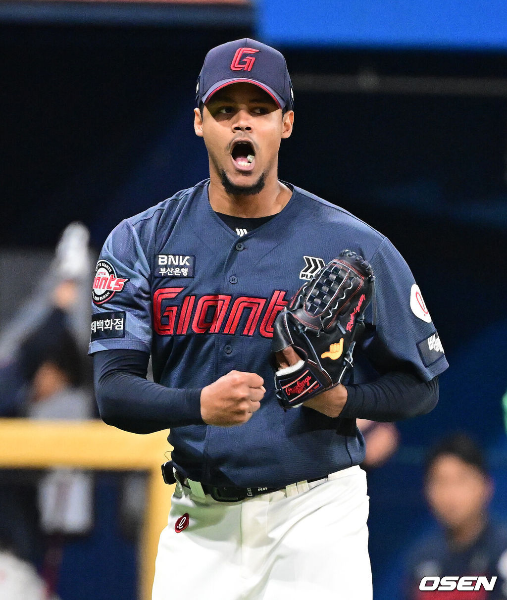 10일 서울 고척스카이돔에서 ‘2026 신한은행 SOL Bank KBO리그’ 키움 히어로즈와 롯데 자이언츠의 경기가 열렸다.이날 키움은 라울 알칸타라, 롯데는 엘빈 로드리게스를 선발투수로 내세웠다. 7회말 1사 1루에서 롯데 로드리게스가 키움 김건희를 유격수 땅볼 병살 처리하며 기뻐하고 있다. 2026.04.10 / jpnews@osen.co.kr