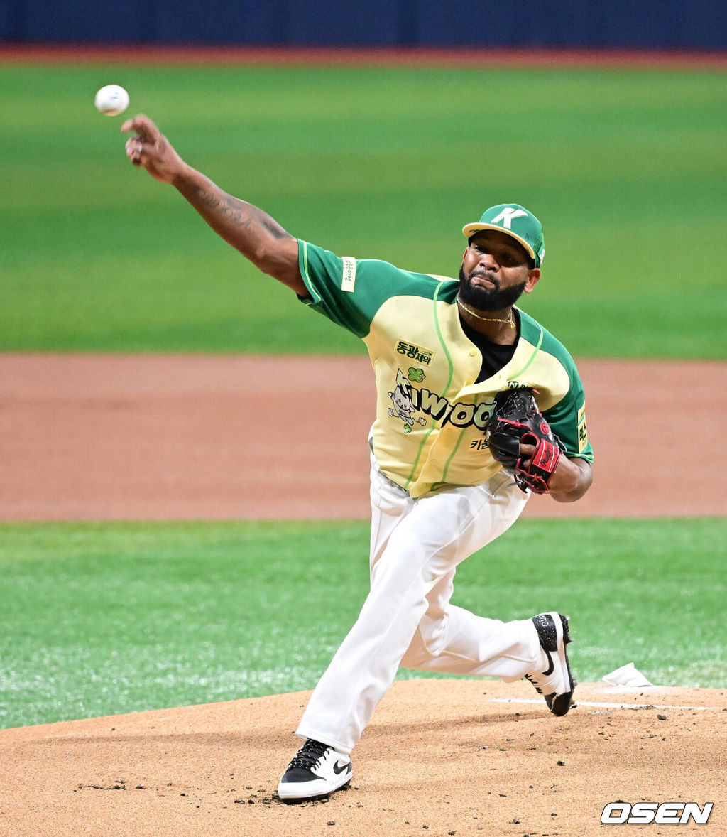 10일 서울 고척스카이돔에서 ‘2026 신한은행 SOL Bank KBO리그’ 키움 히어로즈와 롯데 자이언츠의 경기가 열렸다.이날 키움은 라울 알칸타라, 롯데는 엘빈 로드리게스를 선발투수로 내세웠다. 1회초 키움 알칸타라가 역투하고 있다. 2026.04.10 / jpnews@osen.co.kr