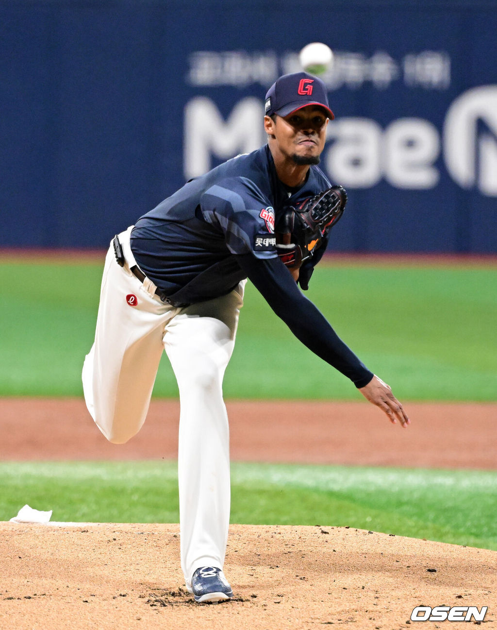 10일 서울 고척스카이돔에서 ‘2026 신한은행 SOL Bank KBO리그’ 키움 히어로즈와 롯데 자이언츠의 경기가 열렸다.이날 키움은 라울 알칸타라, 롯데는 엘빈 로드리게스를 선발투수로 내세웠다. 1회말 롯데 로드리게스가 역투하고 있다. 2026.04.10 / jpnews@osen.co.kr