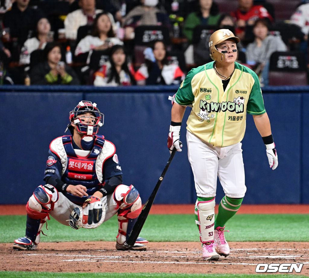 10일 서울 고척스카이돔에서 ‘2026 신한은행 SOL Bank KBO리그’ 키움 히어로즈와 롯데 자이언츠의 경기가 열렸다.이날 키움은 라울 알칸타라, 롯데는 엘빈 로드리게스를 선발투수로 내세웠다. 4회말 무사에서 키움 최주환이 우월 솔로포를 날리고 있다. 2026.04.10 / jpnews@osen.co.kr