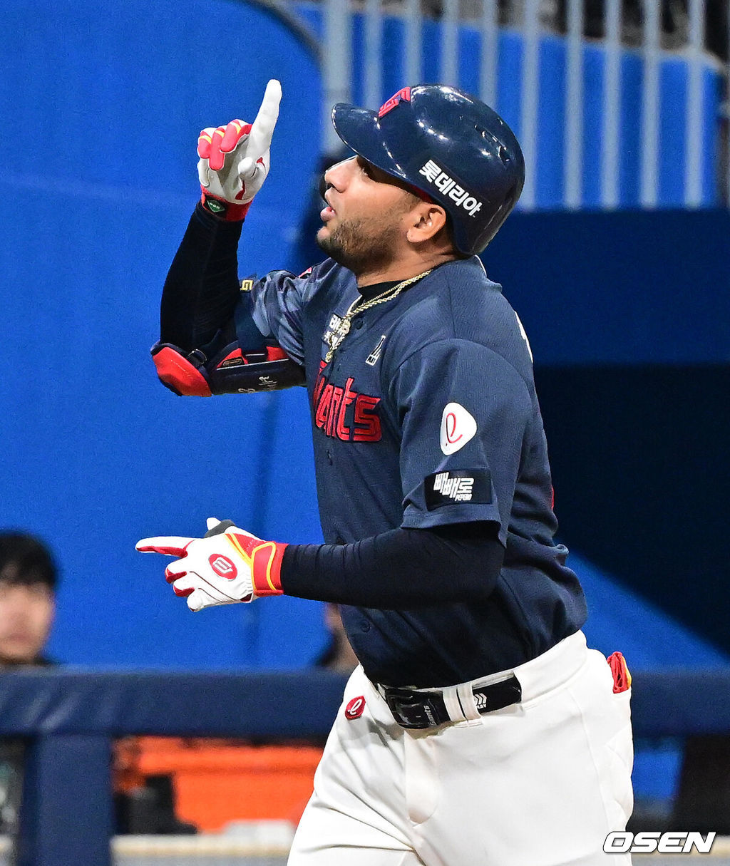 10일 서울 고척스카이돔에서 ‘2026 신한은행 SOL Bank KBO리그’ 키움 히어로즈와 롯데 자이언츠의 경기가 열렸다.이날 키움은 라울 알칸타라, 롯데는 엘빈 로드리게스를 선발투수로 내세웠다. 5회초 무사에서 롯데 레이예스가 중월 솔로포를 날리며 기뻐하고 있다. 2026.04.10 / jpnews@osen.co.kr