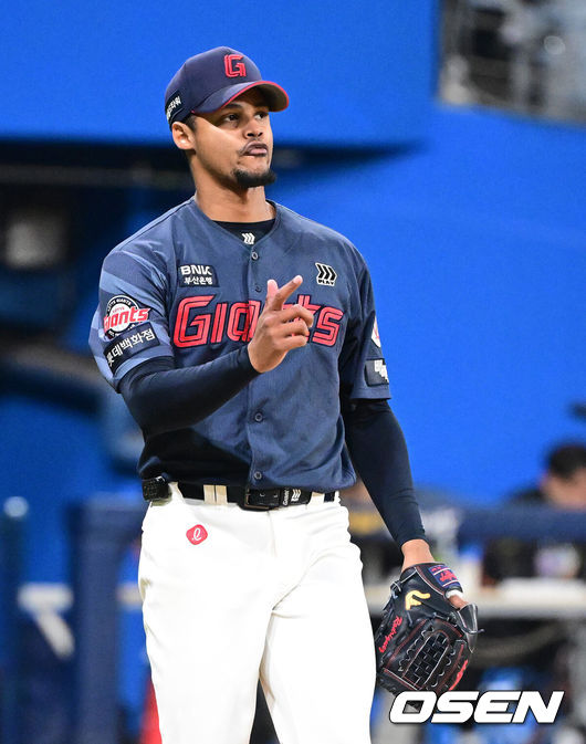 [OSEN=고척, 지형준 기자] 10일 서울 고척스카이돔에서 ‘2026 신한은행 SOL Bank KBO리그’ 키움 히어로즈와 롯데 자이언츠의 경기가 열렸다.이날 키움은 라울 알칸타라, 롯데는 엘빈 로드리게스를 선발투수로 내세웠다.&nbsp;6회말 수비를 마친 롯데 로드리게스가 기뻐하고 있다. 2026.04.10&nbsp;/ jpnews@osen.co.kr