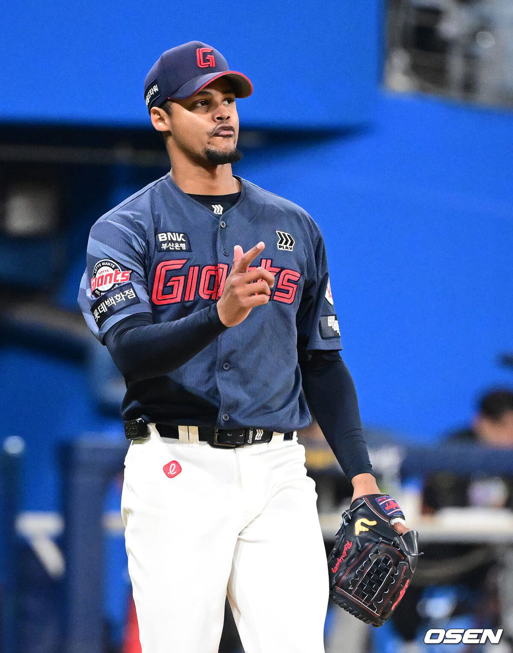10일 서울 고척스카이돔에서 ‘2026 신한은행 SOL Bank KBO리그’ 키움 히어로즈와 롯데 자이언츠의 경기가 열렸다.이날 키움은 라울 알칸타라, 롯데는 엘빈 로드리게스를 선발투수로 내세웠다. 6회말 수비를 마친 롯데 로드리게스가 기뻐하고 있다. 2026.04.10 / jpnews@osen.co.kr