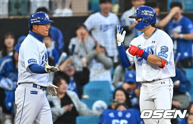 [OSEN=대구, 이석우 기자] 10일 대구삼성라이온즈파크에서 2026 신한 SOL KBO 리그 삼성 라이온즈와 NC 다이노스의 경기가 열린다. 홈팀 삼성은 후라도가, 방문팀 NC는 구창모가 선발 출전한다. 삼성 라이온즈 박승규가 1회말 중견수 뒤 3루타를 치고 세리머니를 하고 있다. 2026.04.10 / foto0307@osen.co.kr