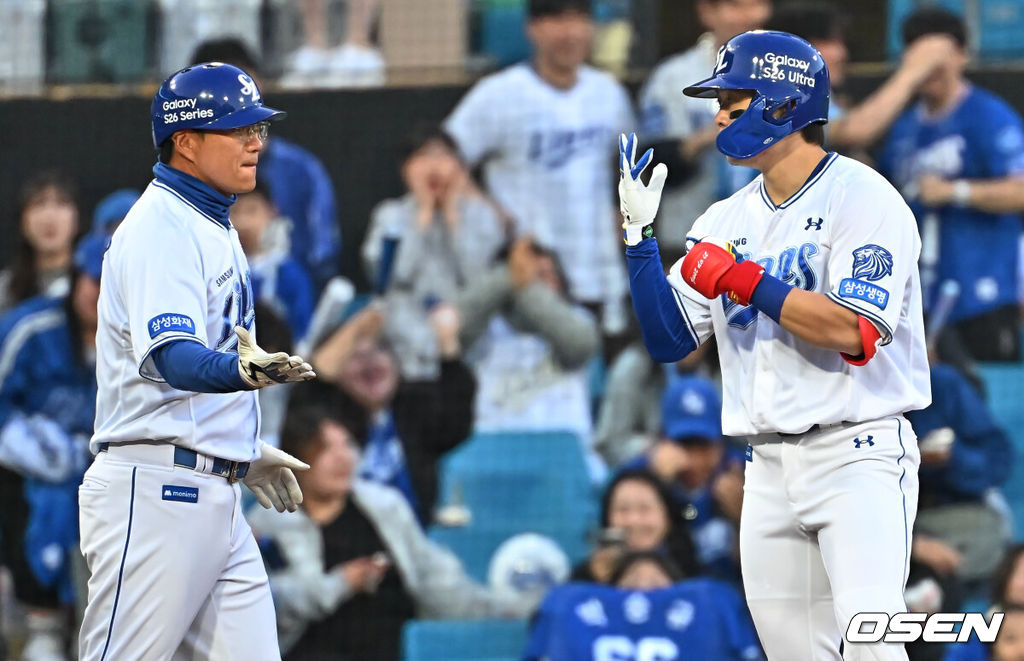 10일 대구삼성라이온즈파크에서 2026 신한 SOL KBO 리그 삼성 라이온즈와 NC 다이노스의 경기가 열린다. 홈팀 삼성은 후라도가, 방문팀 NC는 구창모가 선발 출전한다. 삼성 라이온즈 박승규가 1회말 중견수 뒤 3루타를 치고 세리머니를 하고 있다. 2026.04.10 / foto0307@osen.co.kr