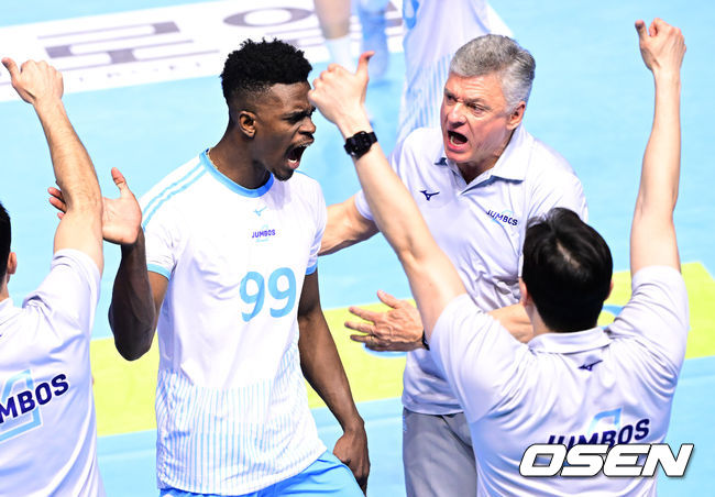 [OSEN=인천, 최규한 기자] 10일 인천 계양체육관에서 ‘진에어 2025-26 V-리그’ 남자부 챔피언결정 5차전 대한항공과 현대캐피탈의 경기가 열렸다. 2세트, 대한항공 마쏘가 득점을 올린 뒤 헤난 달 조토 감독과 환호하고 있다. 2026.04.10 / dreamer@osen.co.kr