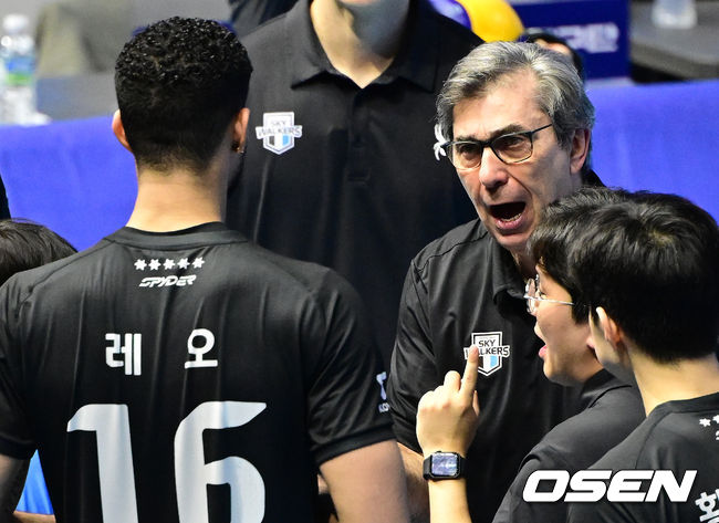[OSEN=인천, 최규한 기자] 10일 인천 계양체육관에서 ‘진에어 2025-26 V-리그’ 남자부 챔피언결정 5차전 대한항공과 현대캐피탈의 경기가 열렸다. 1세트를 마치고 현대캐피탈 필립 블랑 감독과 레오가 대화를 나누고 있다. 2026.04.10 / dreamer@osen.co.kr