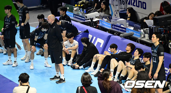 [OSEN=인천, 최규한 기자] 헤난 달 조토 감독이 이끄는 대한항공이 결국 트레블을 완성했다. 경기를 마치고 현대캐피탈 선수들이 코트에 남아 아쉬워하고 있다. 2026.04.10 / dreamer@osen.co.kr