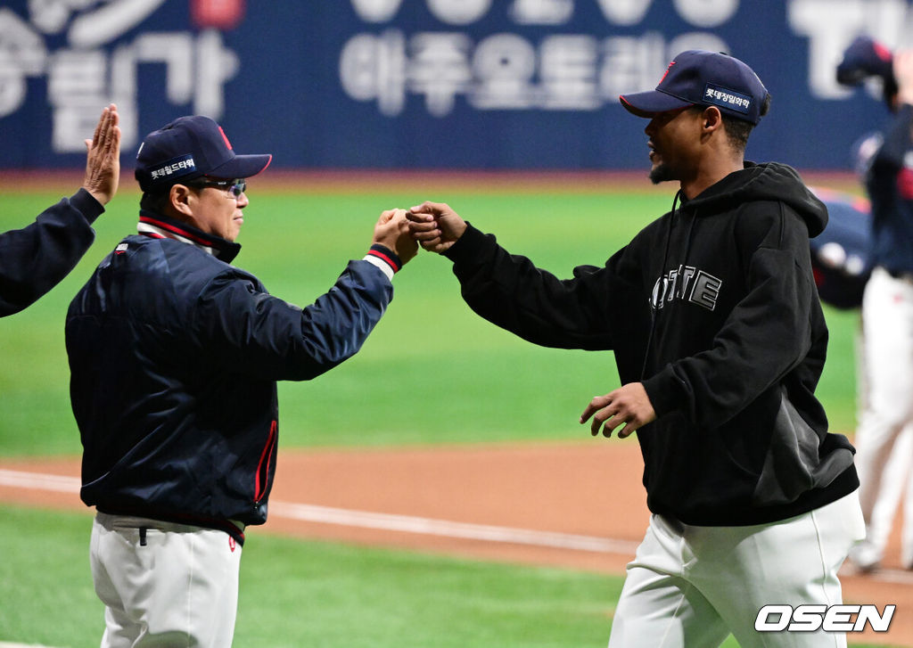 롯데가 10일 서울 고척스카이돔에서 열린 ‘2026 신한은행 SOL Bank KBO리그’ 키움 히어로즈와의 경기에서 3-1로 승리하며 2연승을 질주했다. 선발투수 엘빈 로드리게스는 8이닝 4피안타(1피홈런) 11탈삼진 1실점 호투로 시즌 2승을 수확했다. 뒤이어 최준용이 등판해 1이닝 무실점 세이브를 기록했다. 시즌 첫 세이브다.경기를 마치고 롯데 김태형 감독이 로드리게스와 승리를 기뻐하고 있다. 2026.04.10 / jpnews@osen.co.kr