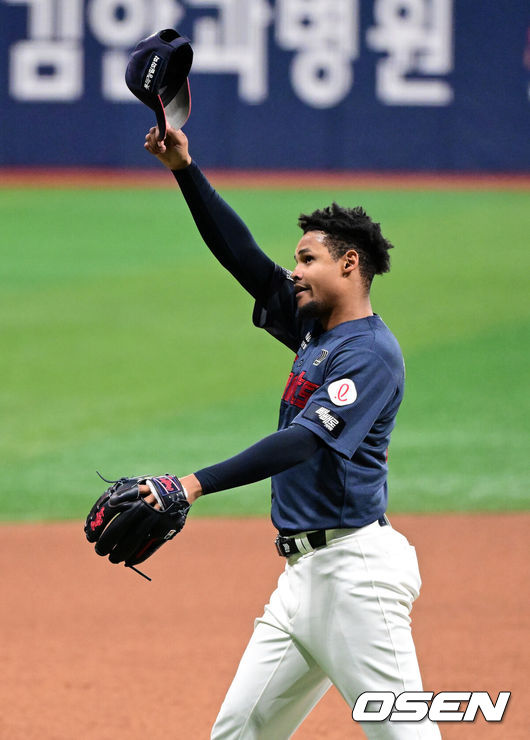 [OSEN=고척, 지형준 기자] 10일 서울 고척스카이돔에서 ‘2026 신한은행 SOL Bank KBO리그’ 키움 히어로즈와 롯데 자이언츠의 경기가 열렸다.이날 키움은 라울 알칸타라, 롯데는 엘빈 로드리게스를 선발투수로 내세웠다.&nbsp;8회말 수비를 마친 롯데 로드리게스가 팬들의 환호에 화답하고 있다. 2026.04.10&nbsp;/ jpnews@osen.co.kr