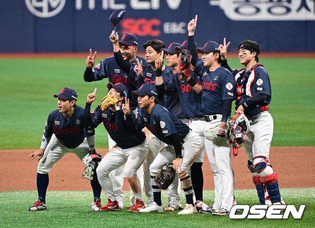 [OSEN=고척, 지형준 기자] 롯데가 10일 서울 고척스카이돔에서 열린 ‘2026 신한은행 SOL Bank KBO리그’ 키움 히어로즈와의 경기에서 3-1로 승리하며 2연승을 질주했다.&nbsp;선발투수 엘빈 로드리게스는 8이닝 4피안타(1피홈런) 11탈삼진 1실점 호투로 시즌 2승을 수확했다. 뒤이어 최준용이 등판해 1이닝 무실점 세이브를 기록했다. 시즌 첫 세이브다.경기를 마치고 롯데 선수들이 승리를 기뻐하고 있다. 2026.04.10&nbsp;/ jpnews@osen.co.kr