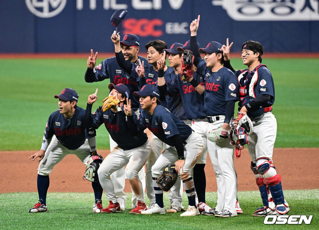 롯데가 10일 서울 고척스카이돔에서 열린 ‘2026 신한은행 SOL Bank KBO리그’ 키움 히어로즈와의 경기에서 3-1로 승리하며 2연승을 질주했다. 선발투수 엘빈 로드리게스는 8이닝 4피안타(1피홈런) 11탈삼진 1실점 호투로 시즌 2승을 수확했다. 뒤이어 최준용이 등판해 1이닝 무실점 세이브를 기록했다. 시즌 첫 세이브다.경기를 마치고 롯데 선수들이 승리를 기뻐하고 있다. 2026.04.10 / jpnews@osen.co.kr