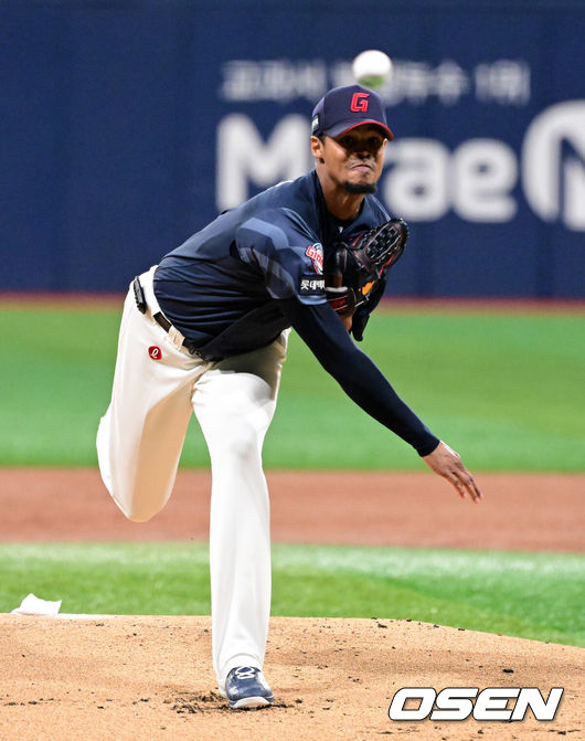 [OSEN=고척, 지형준 기자] 10일 서울 고척스카이돔에서 ‘2026 신한은행 SOL Bank KBO리그’ 키움 히어로즈와 롯데 자이언츠의 경기가 열렸다.이날 키움은 라울 알칸타라, 롯데는 엘빈 로드리게스를 선발투수로 내세웠다.&nbsp;1회말 롯데 로드리게스가 역투하고 있다. 2026.04.10&nbsp;/ jpnews@osen.co.kr