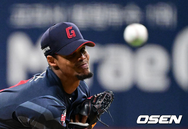 [OSEN=고척, 지형준 기자] 10일 서울 고척스카이돔에서 ‘2026 신한은행 SOL Bank KBO리그’ 키움 히어로즈와 롯데 자이언츠의 경기가 열렸다.이날 키움은 라울 알칸타라, 롯데는 엘빈 로드리게스를 선발투수로 내세웠다.&nbsp;1회말 롯데 로드리게스가 역투하고 있다. 2026.04.10&nbsp;/ jpnews@osen.co.kr