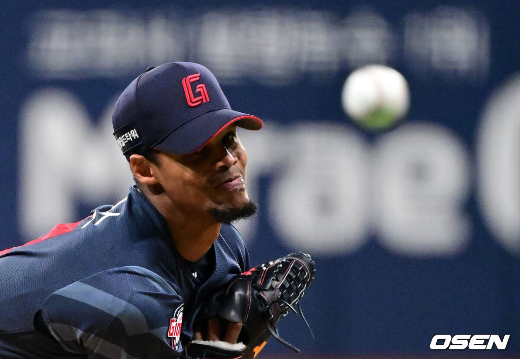 10일 서울 고척스카이돔에서 ‘2026 신한은행 SOL Bank KBO리그’ 키움 히어로즈와 롯데 자이언츠의 경기가 열렸다.이날 키움은 라울 알칸타라, 롯데는 엘빈 로드리게스를 선발투수로 내세웠다. 1회말 롯데 로드리게스가 역투하고 있다. 2026.04.10 / jpnews@osen.co.kr