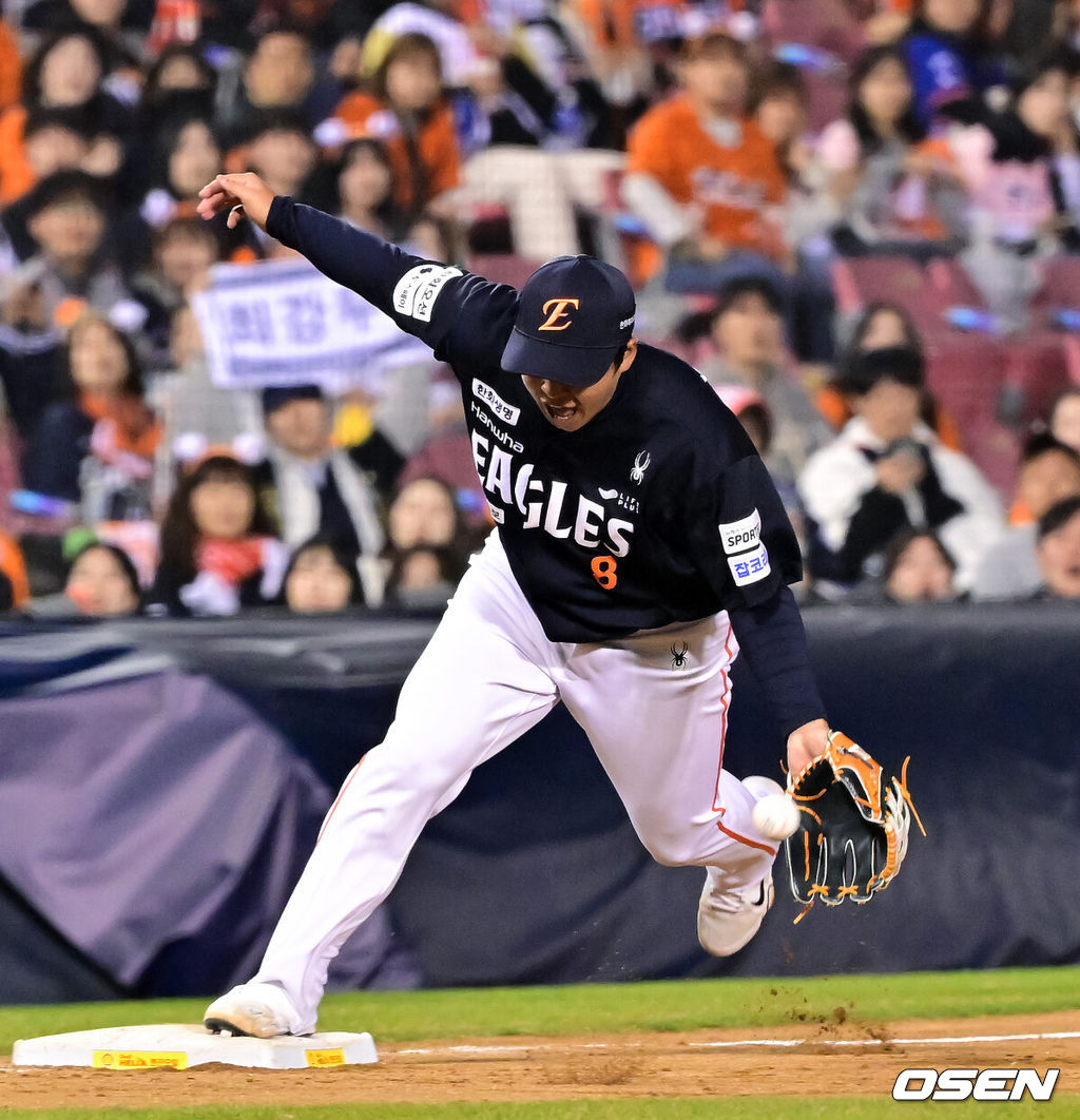 3일 오후 서울 잠실구장에서 ‘2026 신한은행 SOL Bank KBO리그’ 두산 베어스와 한화 이글스의 경기가 진행됐다.이날 두산은 플렉센을, 한화는 에르난데스를 선발투수로 내세웠다. 7회말 1사 1루 두산 윤준호의 안타때 노시환 3루수가 포구하고 있다. 2026.04.02 / soul1014@osen.co.kr