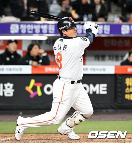 [OSEN=대전, 이대선 기자] 2일 대전 한화생명볼파크에서 2026 신한 SOL KBO리그 한화 이글스와 KT 위즈의 경기가 열렸다.이날 한화는 문동주, KT는 오원석을 선발로 내세웠다.4회말 1사 2,3루에서 한화 노시환이 땅볼을 치고 있다. 2026.04.02 /sunday@osen.co.kr