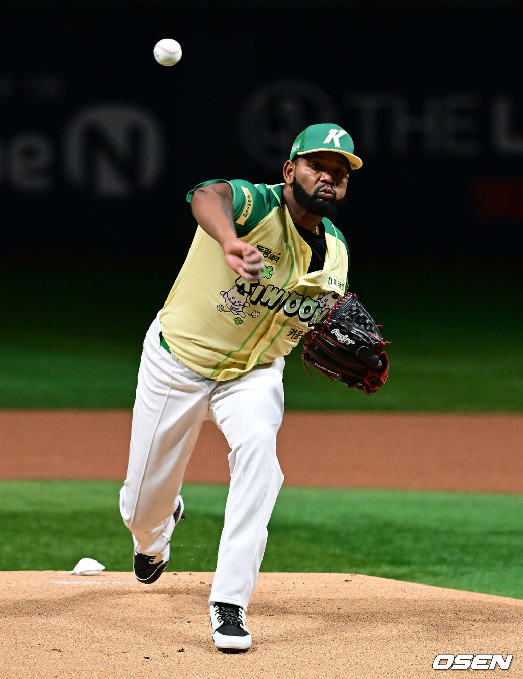 10일 서울 고척스카이돔에서 ‘2026 신한은행 SOL Bank KBO리그’ 키움 히어로즈와 롯데 자이언츠의 경기가 열렸다.이날 키움은 라울 알칸타라, 롯데는 엘빈 로드리게스를 선발투수로 내세웠다. 1회초 키움 알칸타라가 역투하고 있다. 2026.04.10 / jpnews@osen.co.kr